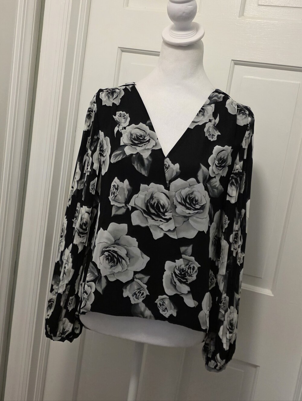 NWT White House Black Market Black & Grey Floral V-Neck Blouse Size 2 Ret. $99